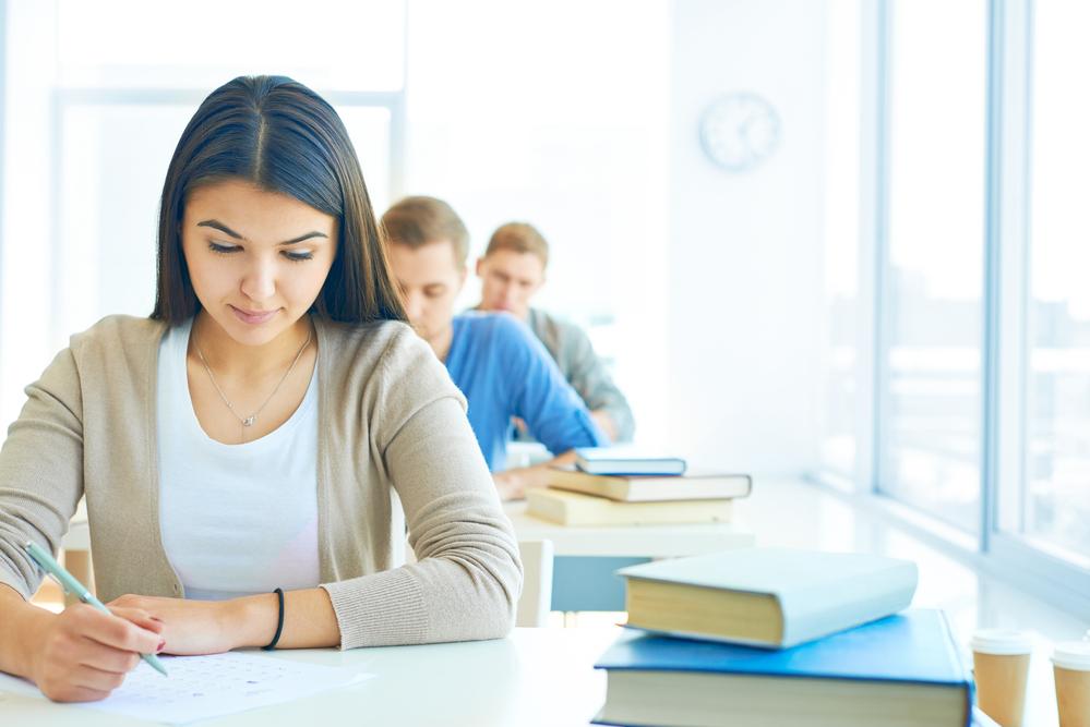 Foto de una mujer estudiando