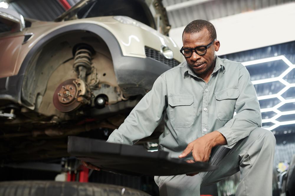 Trabajador de mazda mirando una tablet