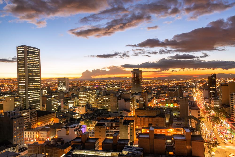 Una foto genérica de Bogotá con una puesta de sol