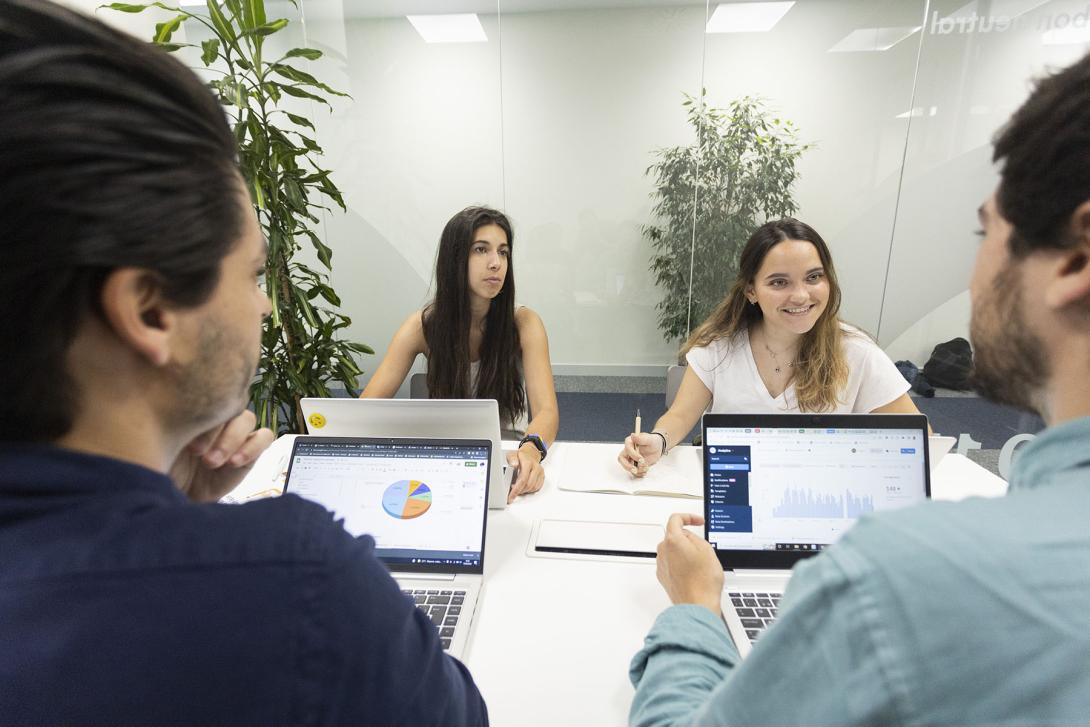 Varias personas reunidas en una sala