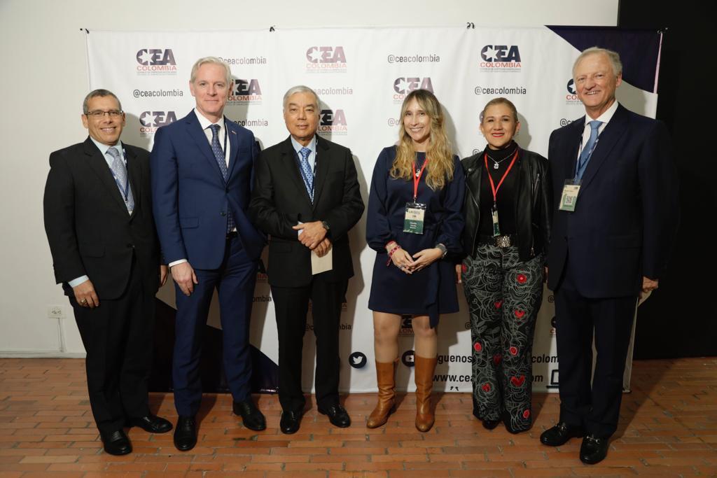 - Ramon Negron, asesor económico de la Embajada de EEUU - Brendan O'Brien, Ministro Consejero de la Embajada de EEUU - César Ferrari, Asesor económico del Presidente de la República  - Claudia Varela, Presidenta de la Junta Directiva del CEA y Presidenta de Biomarin Colombia - Adriana González, CEO de Mercer Colombia - Ricardo Triana, Director Ejecutivo del CEA