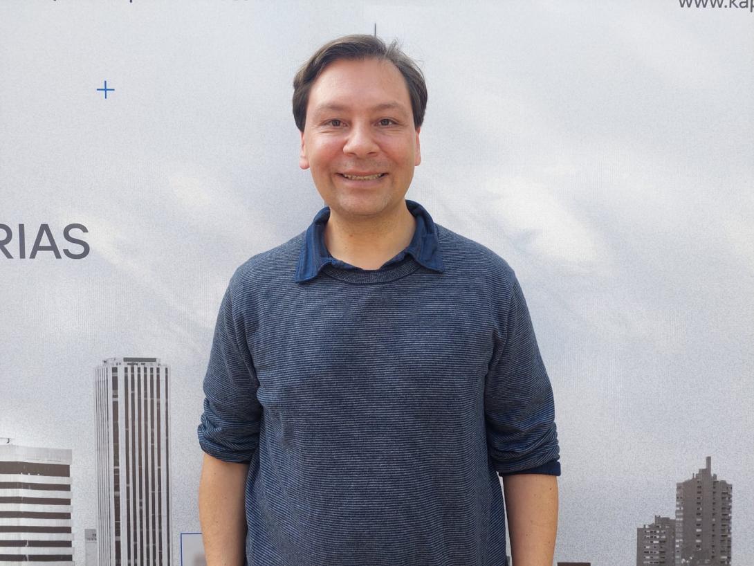 Foto de una persona sonriendo a la cámara