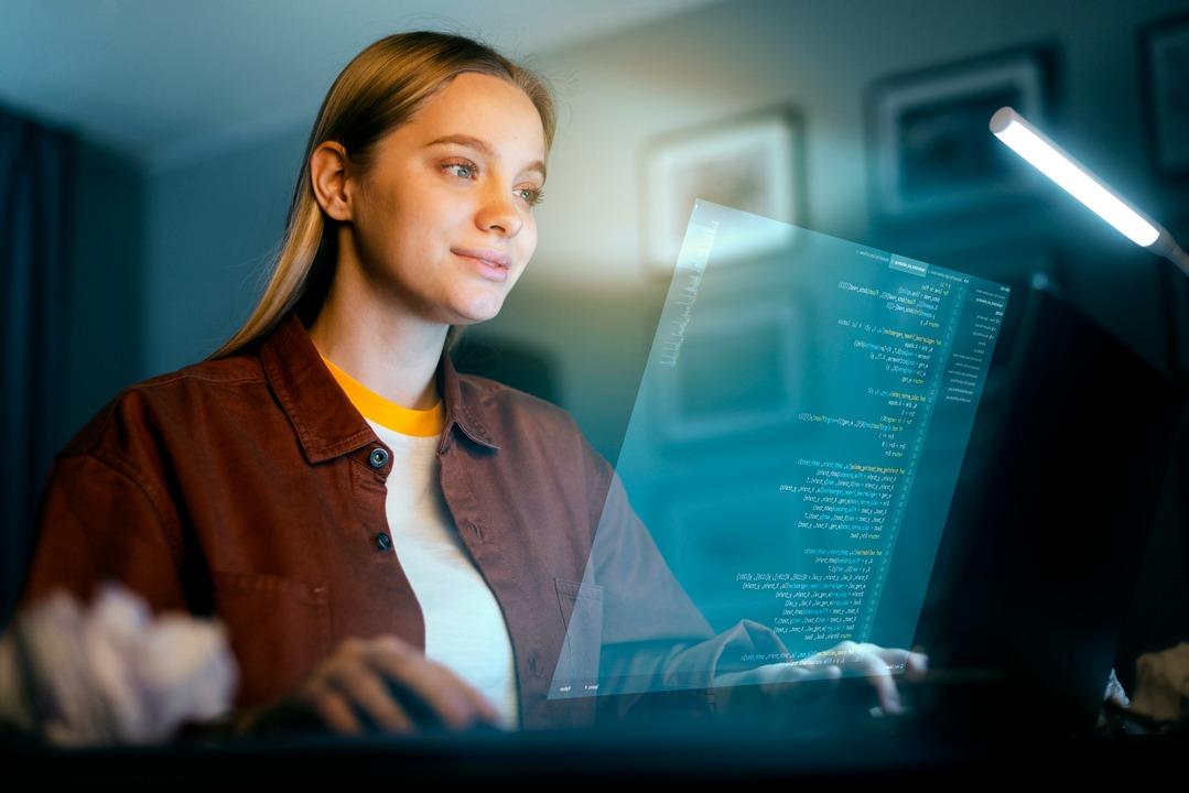 Foto de mujer mirando un curso de análisis de datos