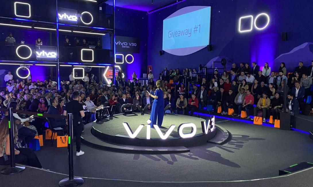 Foto de presentación de celulares V30 y V30 Lite