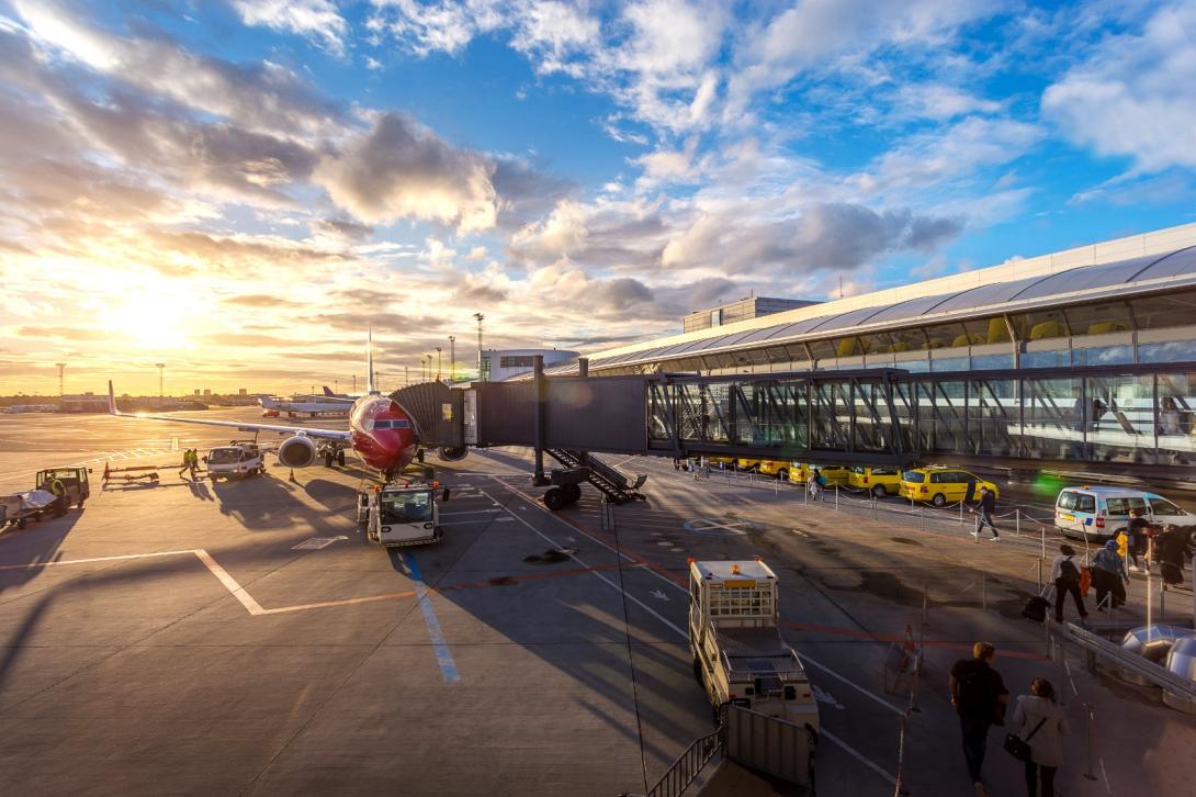 Foto de avión en aeropuerto internacional