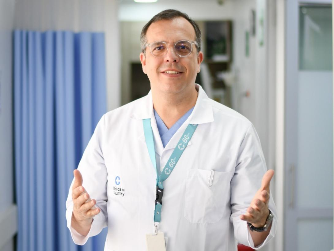 Foto del Doctor Alejandro Concha, Jefe del Servicio de Gastroenterología de la Clínica La Colina.