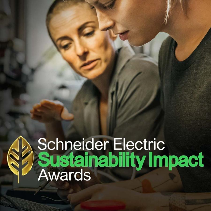 Foto de dos mujeres hablando con un texto que anuncia el premio de Schneider Electric