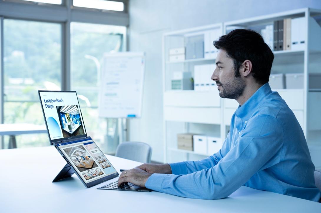 Foto de una persona trabajando en dos tablets