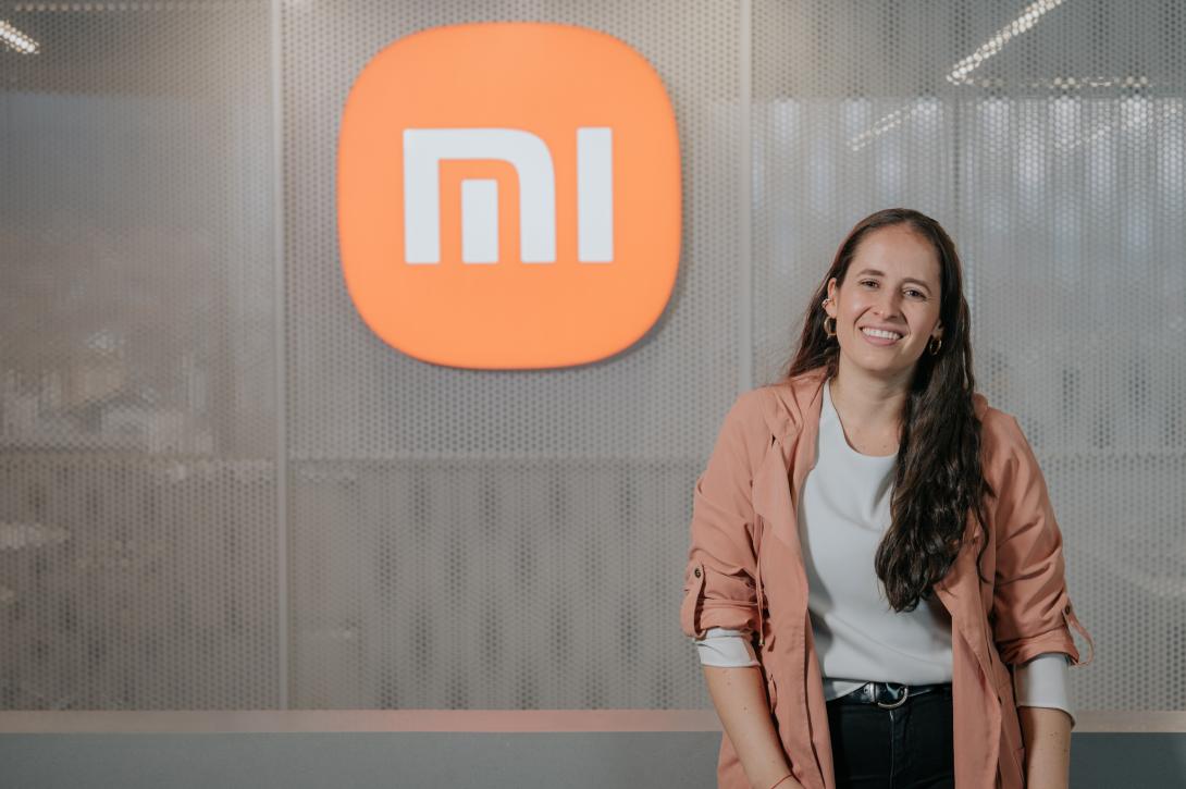 Foto de una mujer sonriendo a la cámara