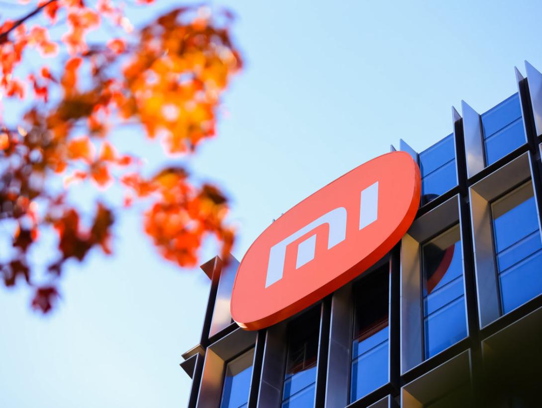 Foto de un logo de xiaomi 