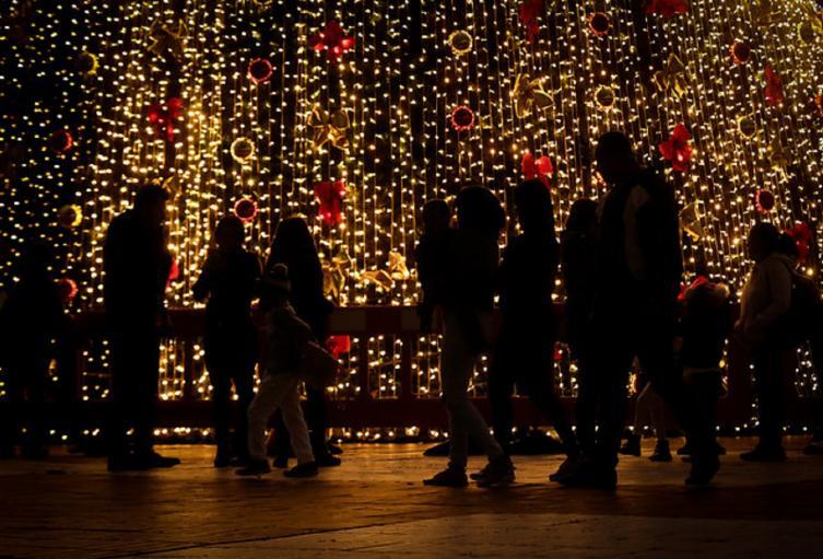 foto de personas con luces de fondo