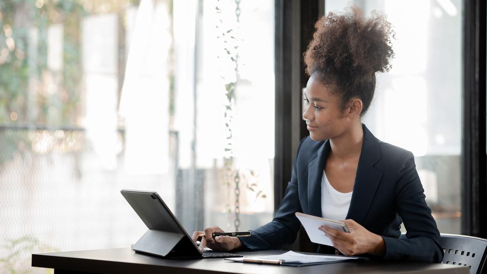 Mujer afro sentada en un escritorio