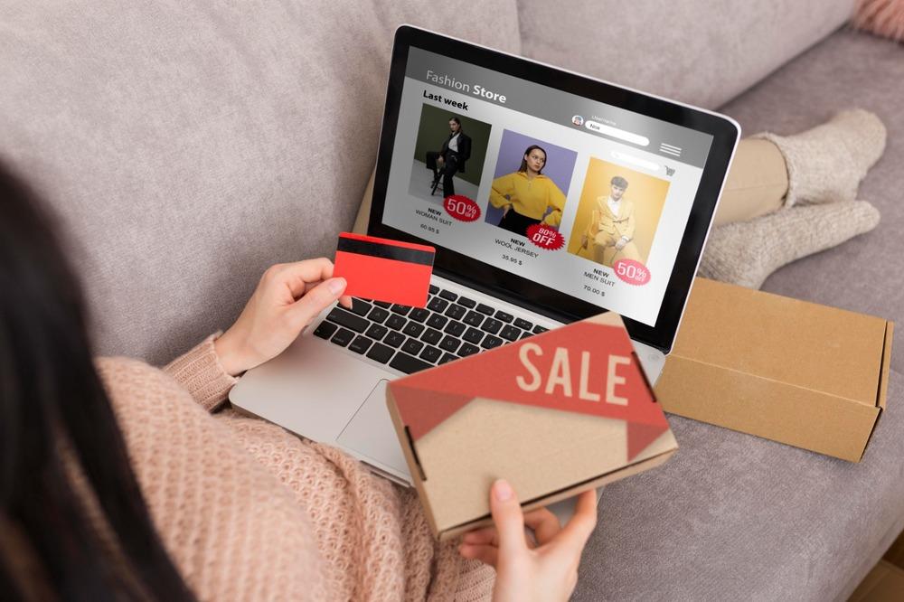 Foto de una mujer comprando por un pc