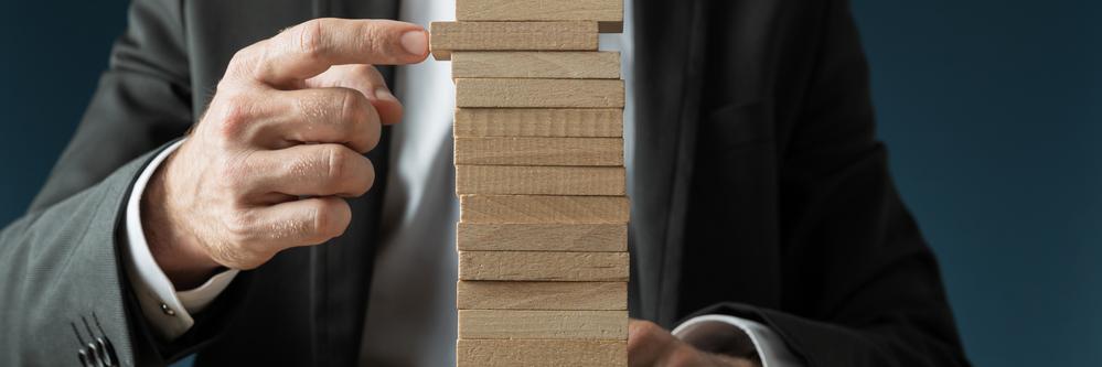 Representación de un hombre utilizando piezas del juego jenga