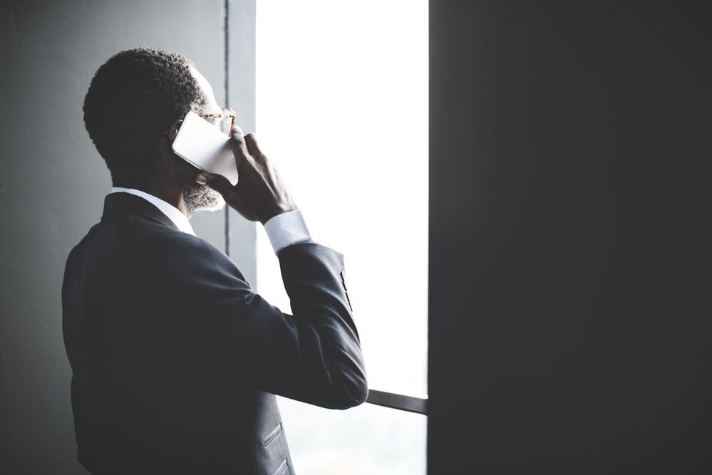 Hombre de negocios afro de espaldas