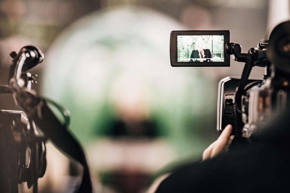 Foto de una cámara grabando un evento con un fondo difuso