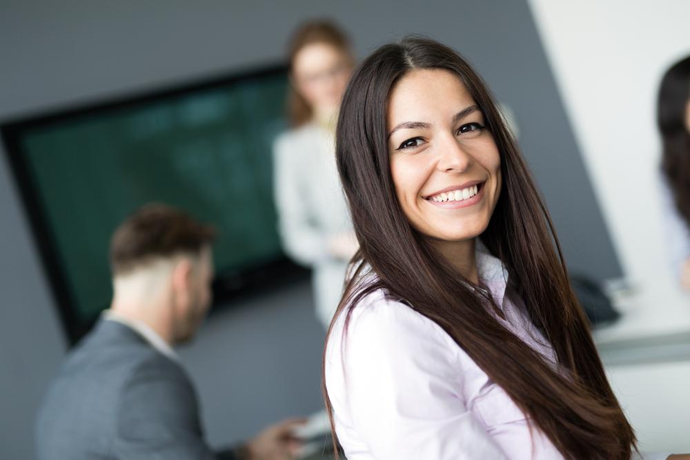 Mujer sonriendo a la cámara