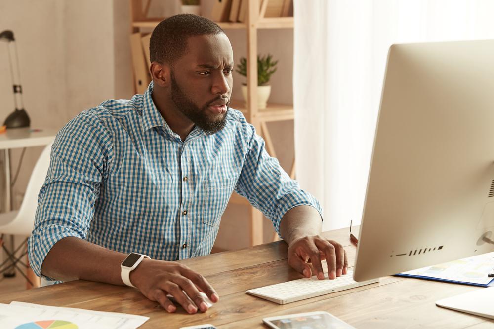 Persona buscando trabajo en internet