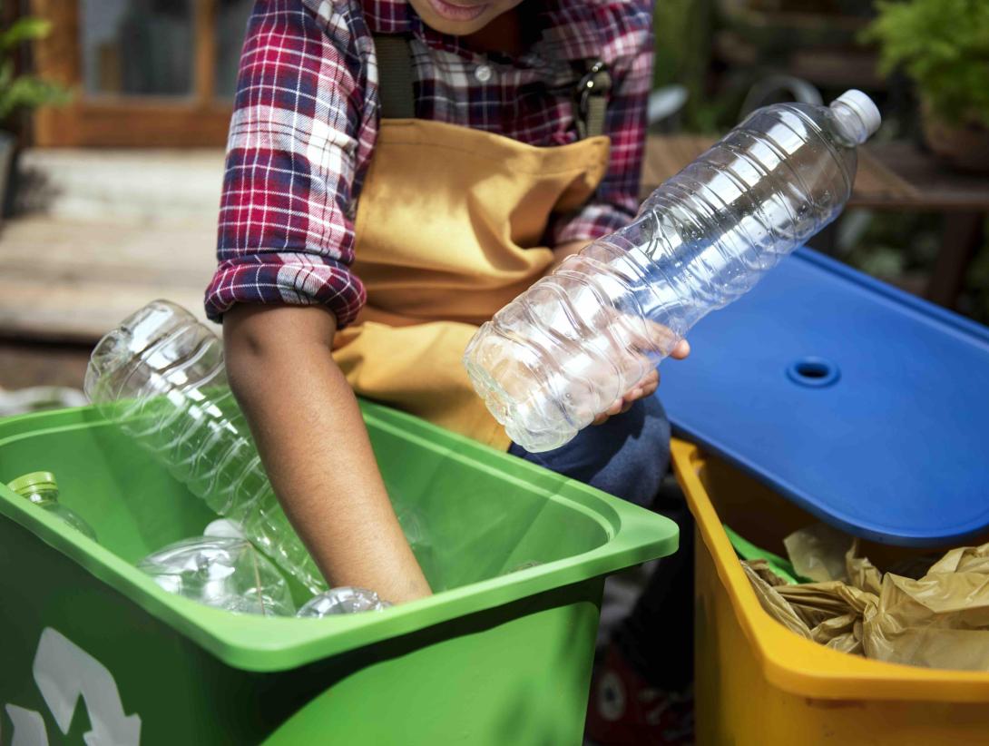 reciclando botellas de plastico