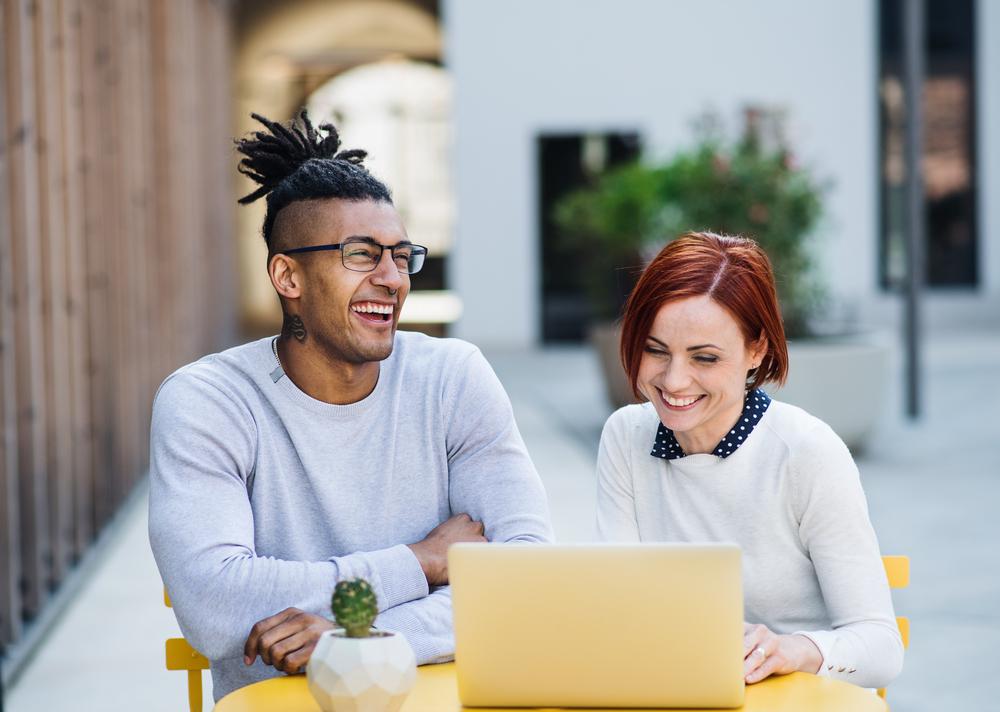 dos personas reunidas frente a un pc