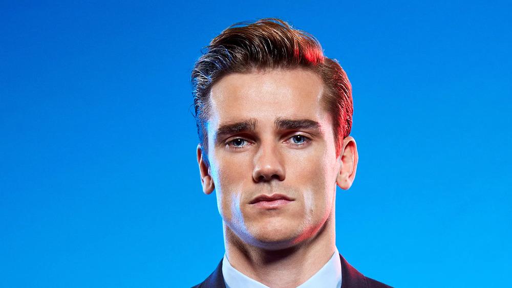 Foto de una foto de antoine griezmann con fondo azul de fondo