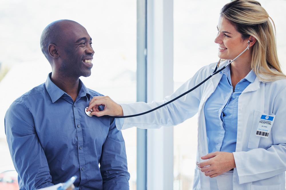 foto de dos médicos mirandose a los ojos