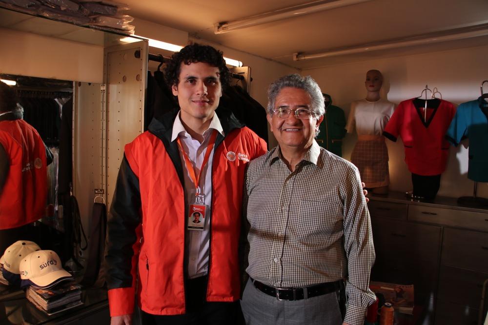 foto de dos personas posando frente a la cámara