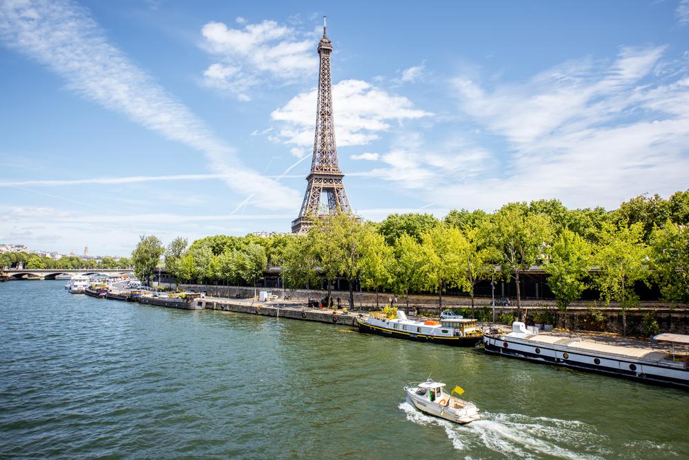 foto de la torre eiffel desde el rio sena