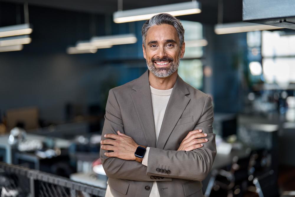 foto de un ceo frente a la cámra con brazos cruzados