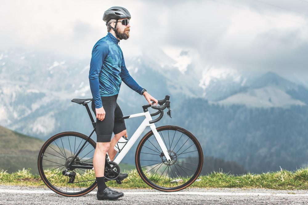 foto de una ciclista con un fondo montañoso