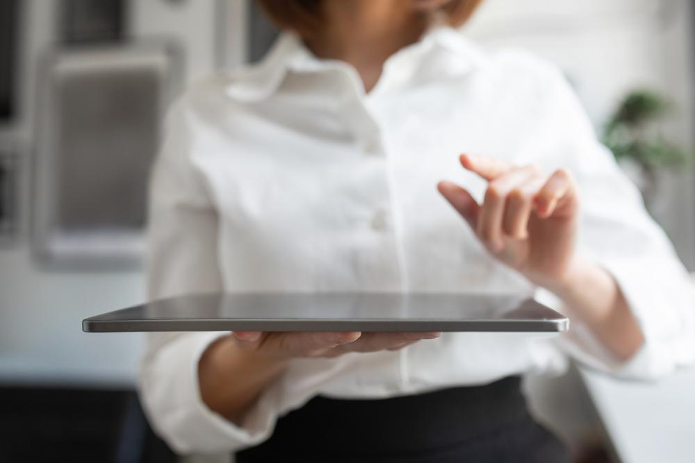 foto de una mujer con una tablet en la mano 