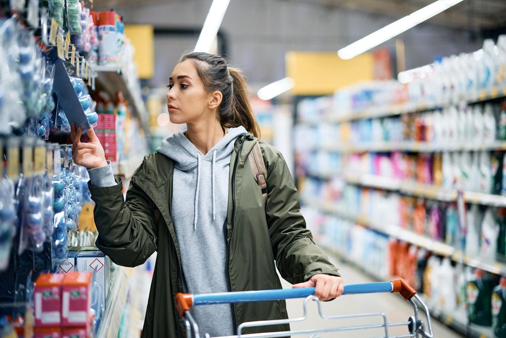foto de una mujer en un supermercado mirando productos