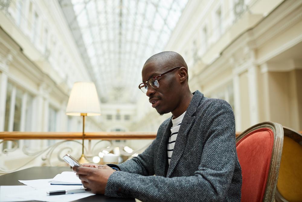 foto de una persona leyendo un libro de perfil