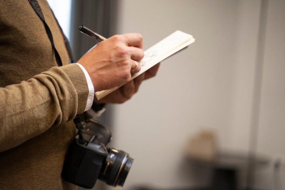 foto de una persona tomando notas en una hoja