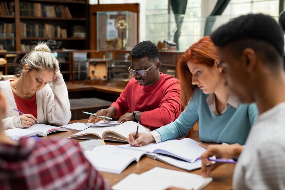 foto de varias personas estudiando en una mesa