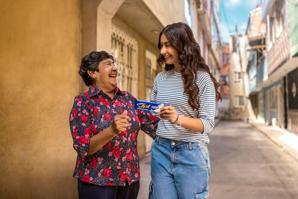 fotografía de una chocolinatina jet con dos mujeres sosteniendo el producto