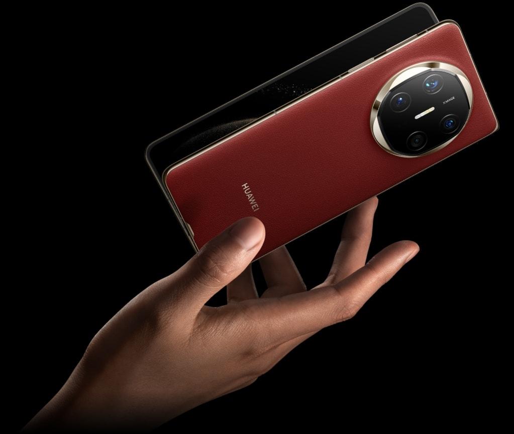 fotografia de un celular rojo con un fondo negro