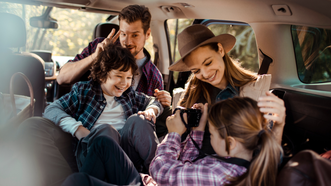 familia en un carro tomando fotografías