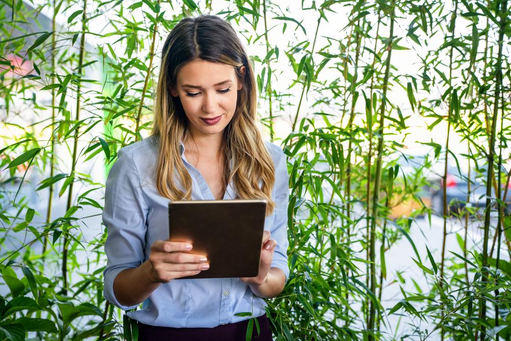 Mujer rubia mirando una tablet