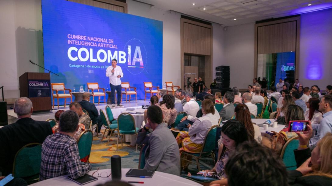 Persona en tarima hablando en la Cumbre Nacional ‘ColombIA’ en Cartagena