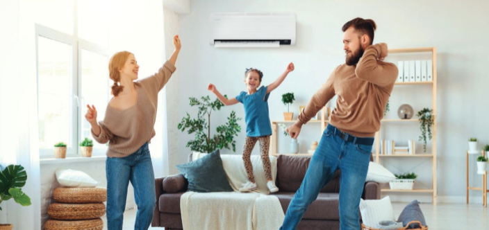 Foto de familia feliz con aire acondicionado