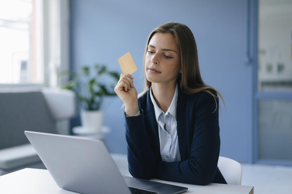 Foto de mujer con tarjeta de crédito en la mano