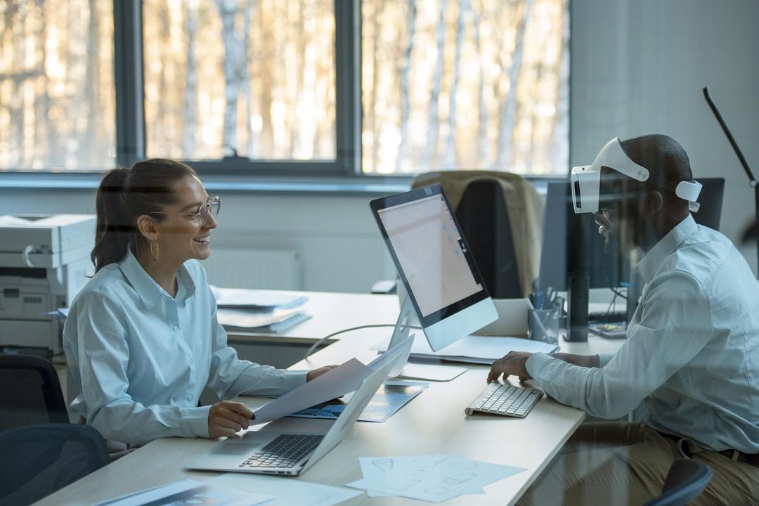 Foto de dos diseñadores industriales haciendo pruebas de Inteligencia Artificial