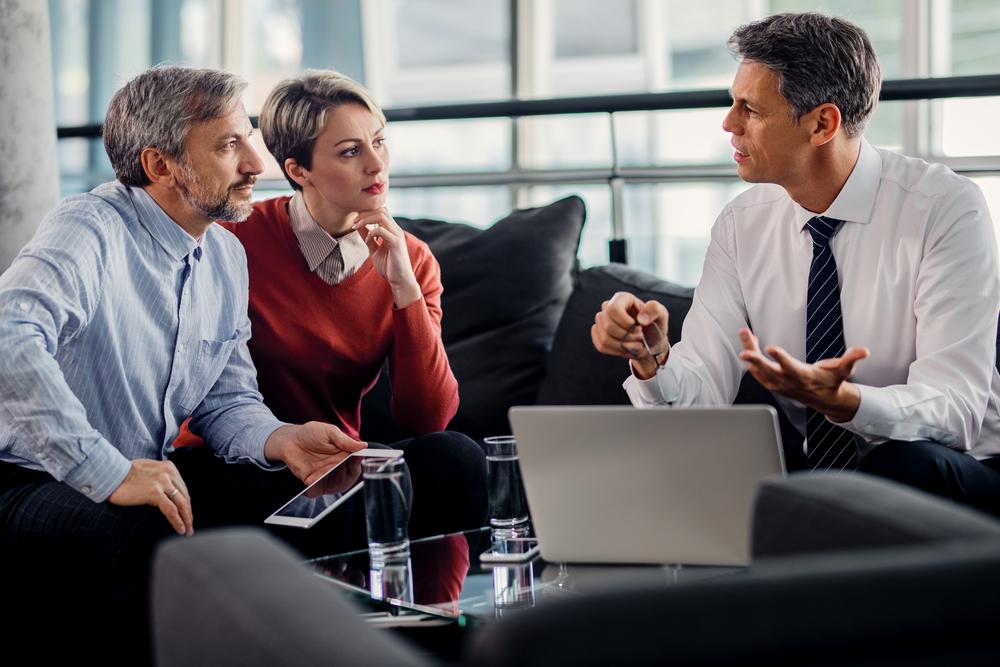 Foto de personas trabajando en empresa de seguros