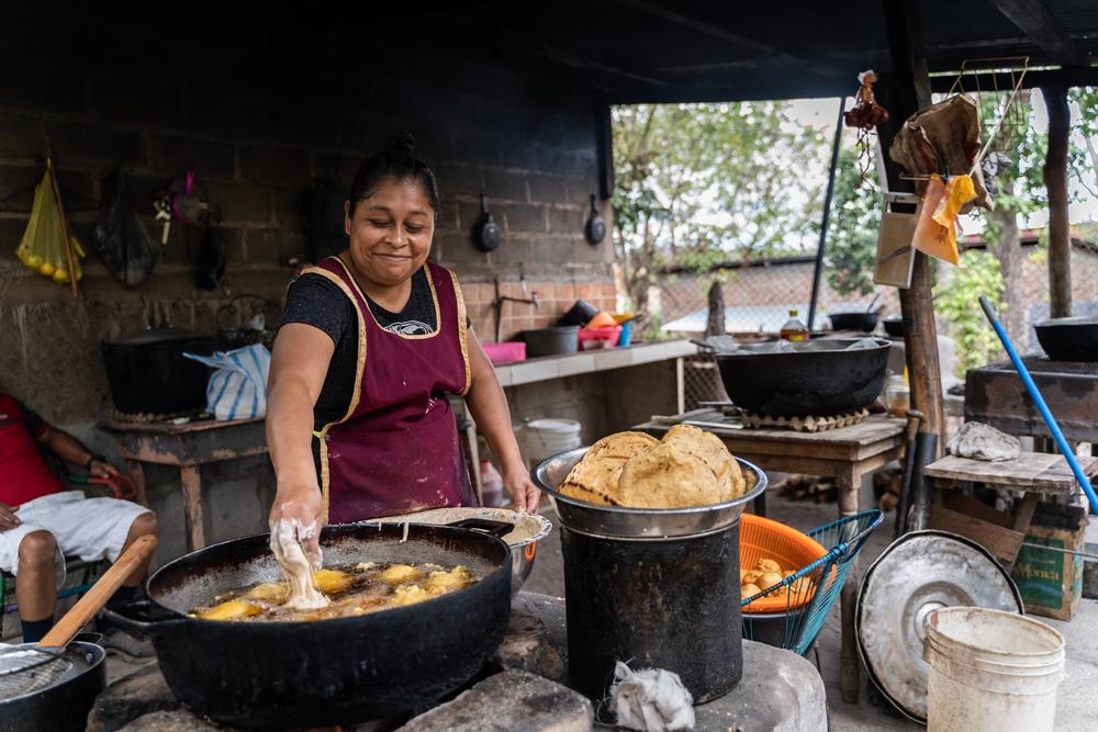 Foto de mujer en tienda de barrio