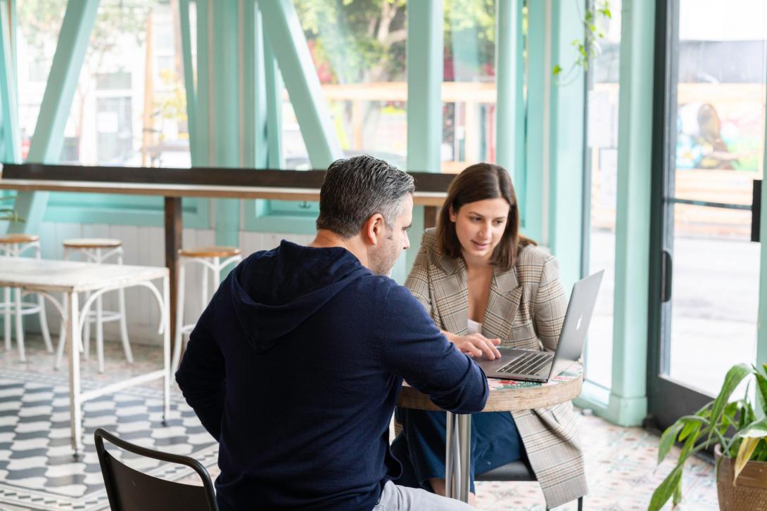 Dos personas trabajando