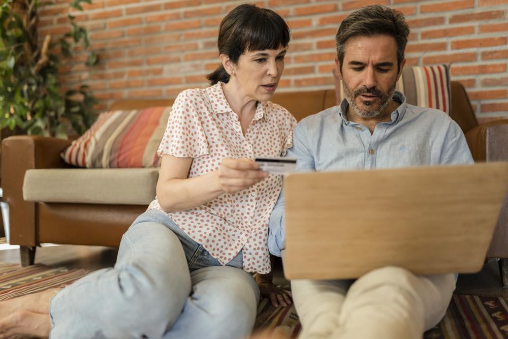 Una pareja viendo el computador 