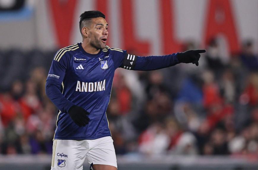 Foto de un jugador con la camiseta de millonarios en el estadio