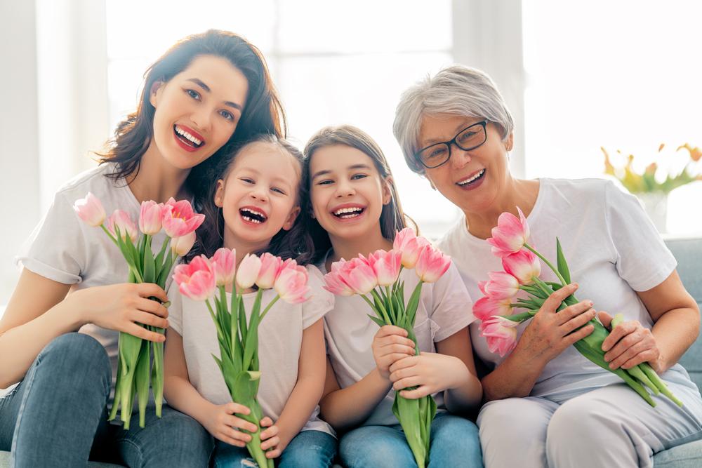 Mujeres de diferentes edades sonriendo 