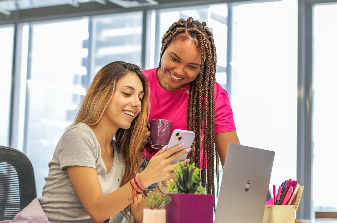 dos mujeres viendo un celular